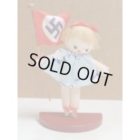 小さな人形　ナチス・ドイツの旗を持つ少女　日独伊三国同盟