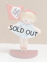 小さな人形　ナチス・ドイツの旗を持つ少女　日独伊三国同盟