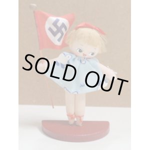 画像: 小さな人形　ナチス・ドイツの旗を持つ少女　日独伊三国同盟