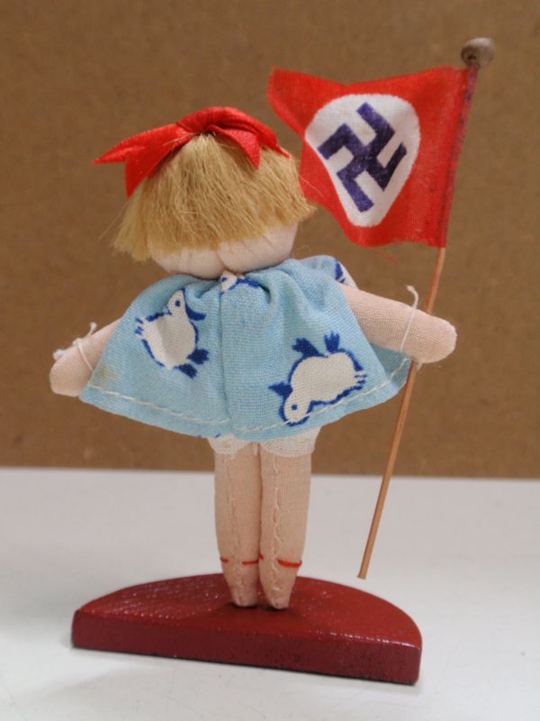 画像: 小さな人形　ナチス・ドイツの旗を持つ少女　日独伊三国同盟