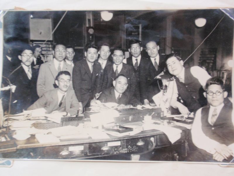 画像: 写真　昭和初期の東京日日新聞・社会部風景